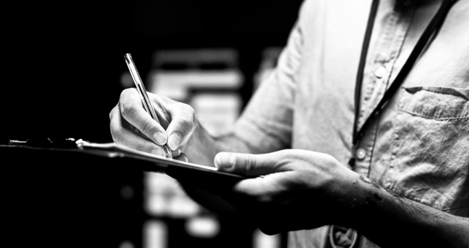 Lernende arbeiten mit KI-Monitoring-Tools